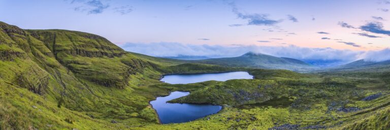 Irland per Bahn erkunden: Glanzlichter in Grün