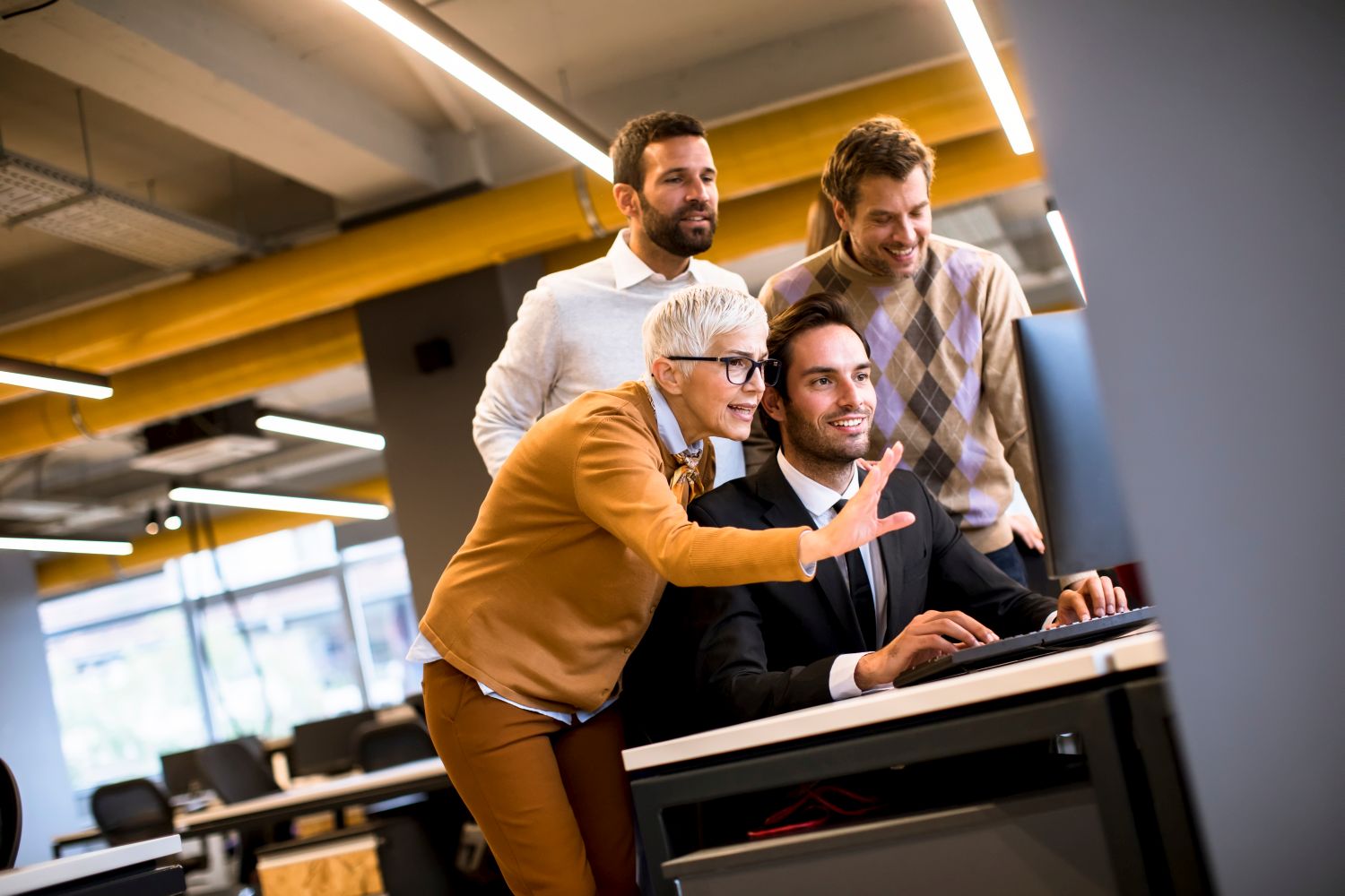 Hohes Ansehen: 86 Prozent der Firmen schätzen das Wissen und die Fähigkeiten älterer Mitarbeiter. 56,6 Prozent brauchen sie, weil sie Stellen nicht besetzen können – eine Folge des Fachkräftemangels, so die Hans-Böckler-Stiftung.