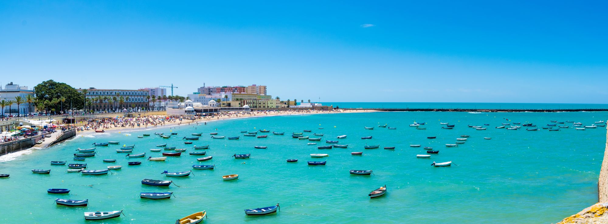 Am Strand von Cádiz gehören die kleinen Fischerboote fest zur Szenerie.